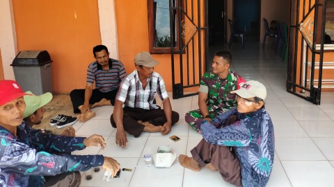 Jalin Keakraban, Babinsa Koramil 406-04/Muara Lakitan Lakukan Komsos dengan Ormas di wilayah binaan