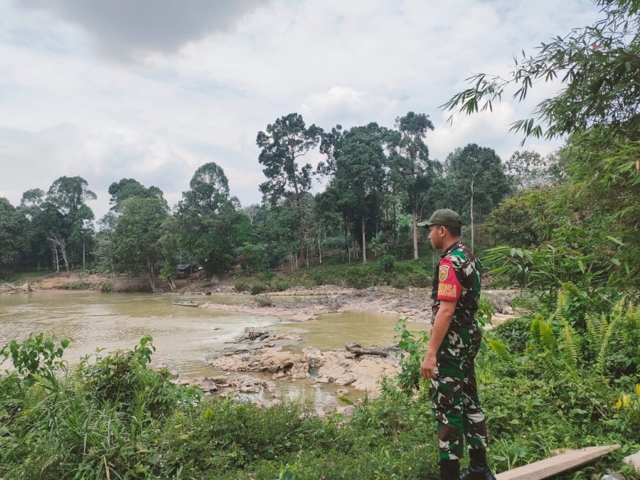 Babinsa melaksanakan monitoring kegiatan Gulbencal pengecekan debit air sungai rawas.