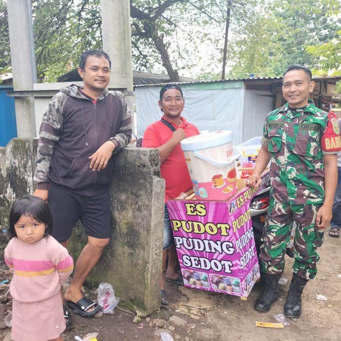 Rutin Babinsa Komsos. Babinsa Koramil 406-08/Lubuklinggau Serda Haeron Melaksanakan Komsos Di wilayah Binnan.