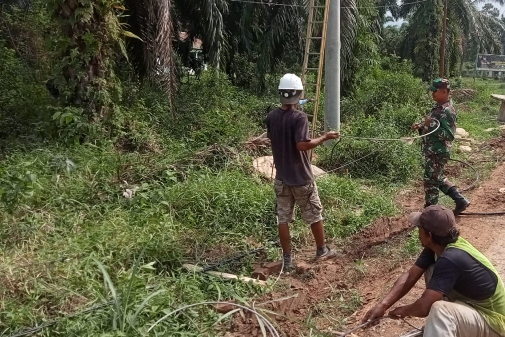 Babinsa Koramil 406-02/rawas ilir Mendampingi Petugas PLN Memperbaiki Kabel Listrik Yang Rusak