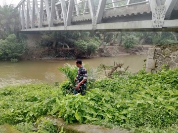 Pastikan Arus Sungai. Babinsa Koramil 406-09/Terawas Sertu Epriyanto Melaksanakan Kegiatan Gulbencal Di Wilayah binaan.