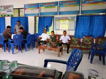 Babinsa melaksanakan kegiatan komsos dan silaturahmi ke kantor Desa Bukit Ulu Tentang Keamanan Dan ketertiban di wilayah desa binaan.