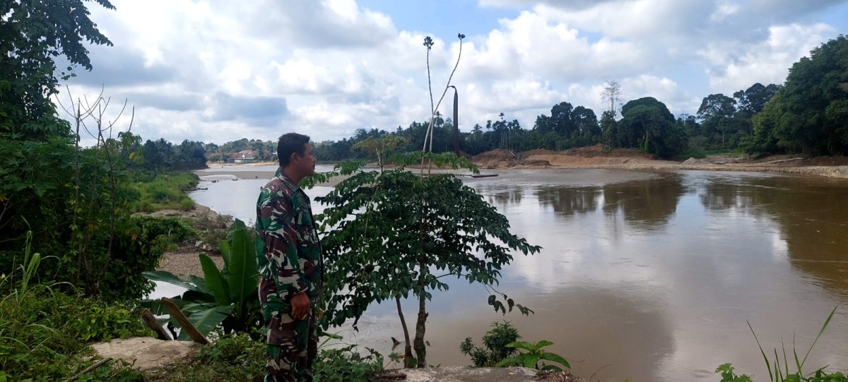 Babinsa melaksanakan monitoring kegiatan Gulbencal pengecekan debit air sungai rawas.