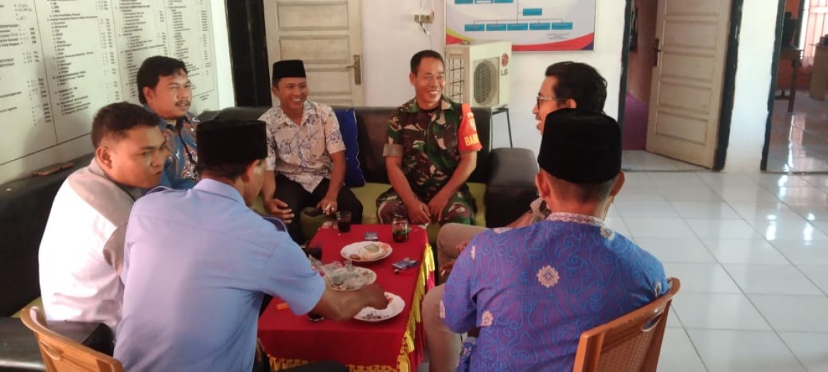 Tugas Rutin Babinsa. Sertu Susnadi Babinsa Koramil 406-09/Terawas Melaksanakan Komsos Di Wilayah Binaan.