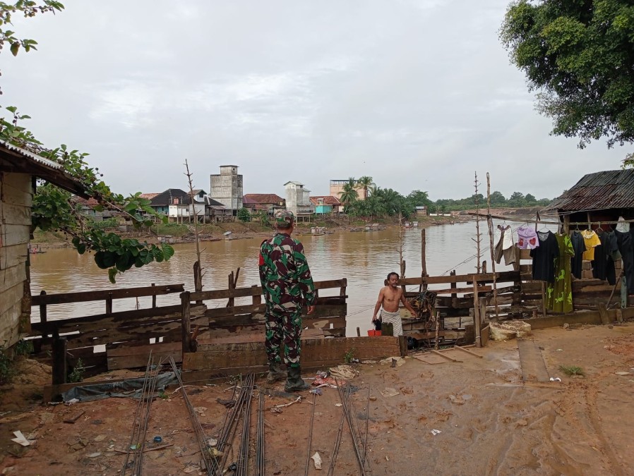 Antisipasi banjir akibat luapan sungai Babinsa melaksanakan monitoring kegiatan Gulbencal pengecekan debit air sungai rawas.