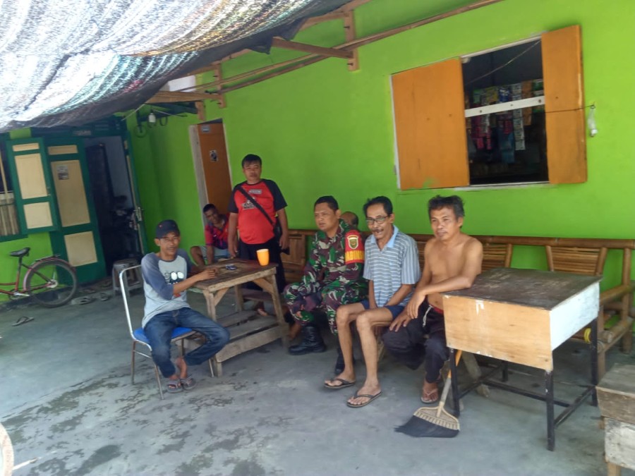 Komsos dengan masyarakat, Babinsa tekankan Masalah Keamanan dan Ketertiban Lingkungan