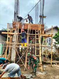 Bantu Ringankan Pekerjaan, Peltu Rohmadani Turut Serta Dalam Gotong Royong Pembangunan Menara Masjid
