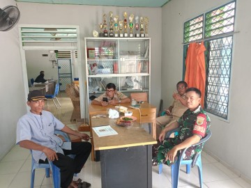 Tingkatkan Kerja Sama Yang Baik Serda Roma Yasa jalin Komsos dengan kepala Desa di Wilayah binaan