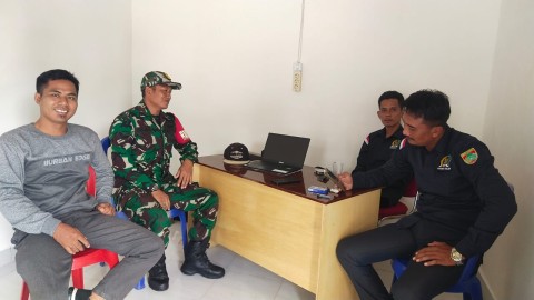 Babinsa Sertu Tugiyanto Komsos Bersama Dengan anggota BPD Desa Sumberejo Desa binaan