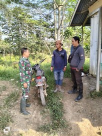 Babinsa menyapa para pekerja perkebunan dan bersamaan melaksanakan kegiatan Komsos Dengan para pekerja