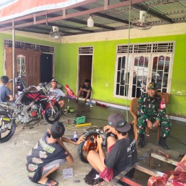 Sambil Bincang Santai, Babinsa Komsos Dengan Mekanik Bengkel Sepeda Motor di wilayah binaan.
