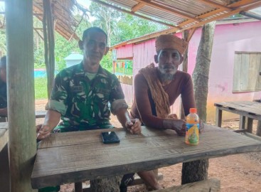 Jalani rasa keakraban dan kekeluargaan dengan warga suku Anak dalam (SAD) babinsa melaksanakan kegiatan komsos di salah satu desa binaan.