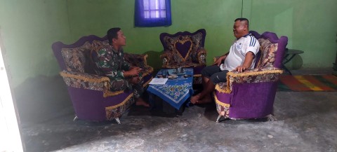 Untuk mengetahui kondisi warga binaan, Babinsa melaksanakan kegiatan Komsos dengan Warga Binaan