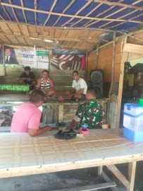 Tugas Rutin Babinsa. Serka bambang Babinsa Koramil 406-09/Terawas Melaksanakan Komsos Di Wilayah Binaan.