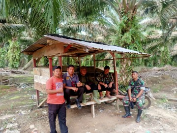 Jalin komsos Babinsa Tingkatkan Kerjasama Menjaga Kamtibmas di Wilayah desa binaan