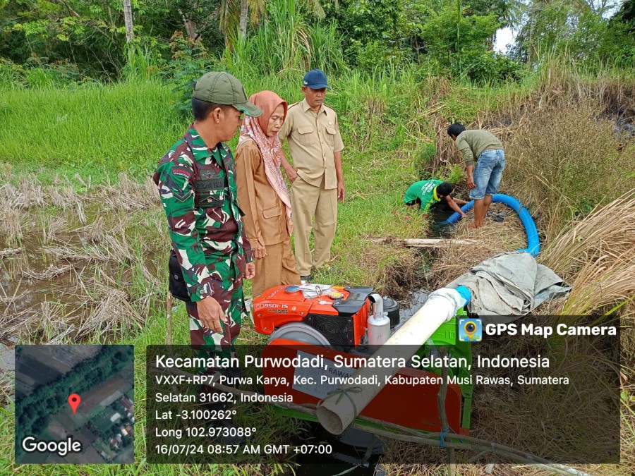 Babinsa Koramil Tugumulyo Bersama PPL dan Poktan Uji Coba Pengoperasian Pompa Air Bantuan Kementan RI