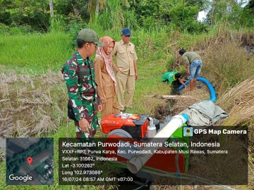 Babinsa Koramil Tugumulyo Bersama PPL dan Poktan Uji Coba Pengoperasian Pompa Air Bantuan Kementan RI