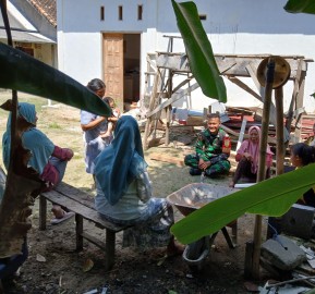 Babinsa Koramil 406-05/Muara Kelingi Adakan Komunikasi Sosial Bersama Ibu-ibu Warga Binaan