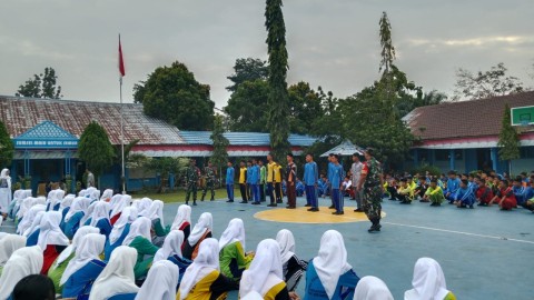 Kepedulian Babinsa. Babinsa Koramil 406-09/Terawas Memberikan Pembelajaran Wawasan Kebangsaan Dan Baris berbaris.