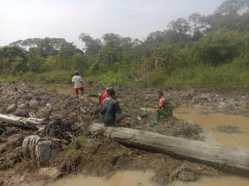 Antisipasi Banjir Babinsa 04/Muara Lakitan patroli Saluran Air