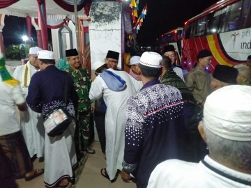 DANRAMIL BERSAMA TRIPIKA KECAMATAN MUARA KELINGI SAMBUT KEDATANGAN JEMAAH HAJI