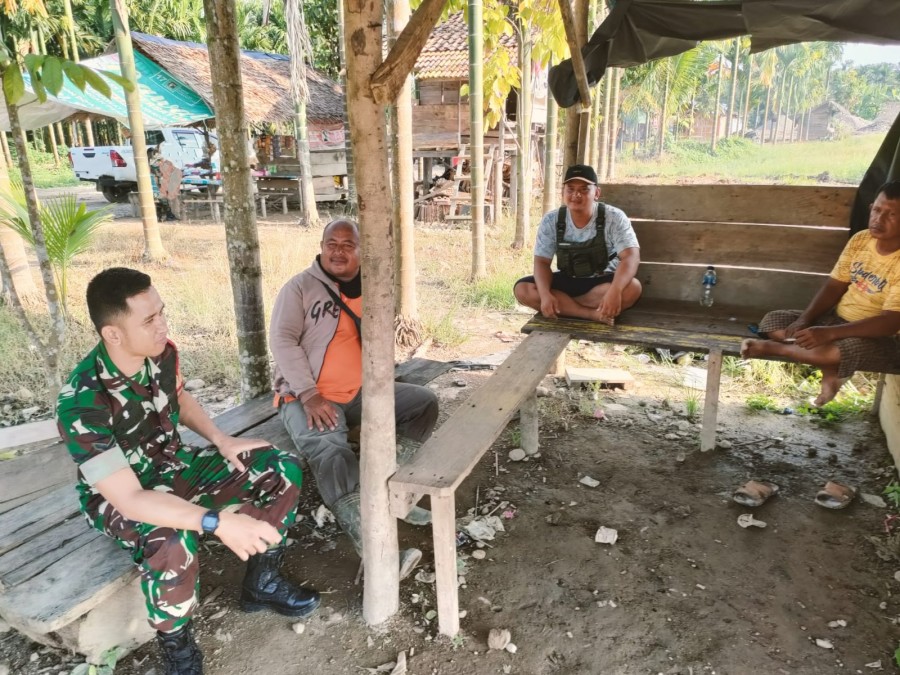 Jalani rasa keakraban dengan masyarakat Binaan, Babinsa melaksanakan kegiatan komunikasi sosial(komsos)
