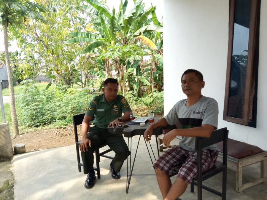Bincang santai. Babinsa koramil 406-08/Lubuklinggau Serda Purwoko Anjangsana Ke Rumah warga.