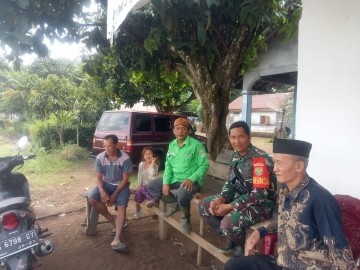 Tugas Rutin Babinsa. Koptu Lamuji Babinsa Koramil 406-09/Terawas Melaksanakan Komsos Di Wilayah Binaan.