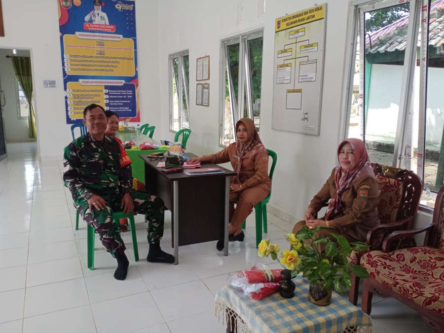 Jalin Silaturahmi, Babinsa Koramil 406-04/Muara Lakitan sertu Sutarno Sambangi Kantor Lurah di wilayah binaan.