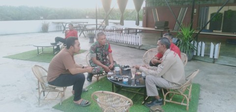 Komsos Dengan Warga Desa Binaan, Babinsa Koramil 406-04/Muara Lakitan Sertu Fajri maulani Ingatkan Warga Tentang Bahaya Karhutla di wilayah