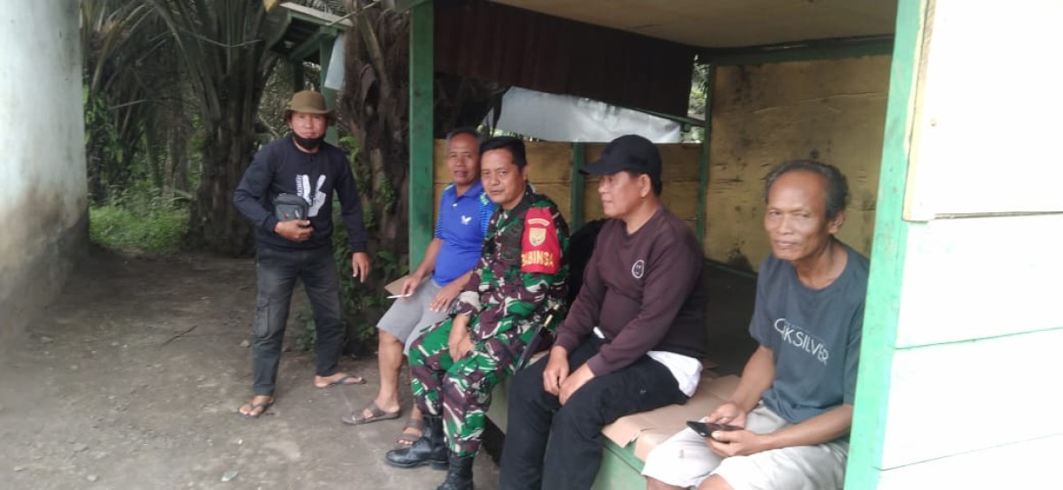 Jalani rasa keakraban dengan masyarakat Binaan, Babinsa melaksanakan kegiatan komunikasi sosial(komsos)