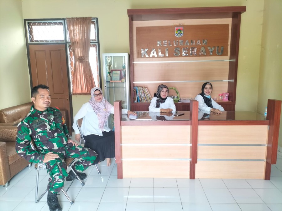 Tingkatkan Keamanan Babinsa Koramil 406-08/Lubuklinggau Serka Hardiyanto Melaksanakan Komsos.