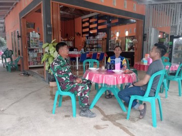 Jalani rasa keakraban dengan masyarakat Binaan, Babinsa melaksanakan kegiatan komunikasi sosial(komsos)