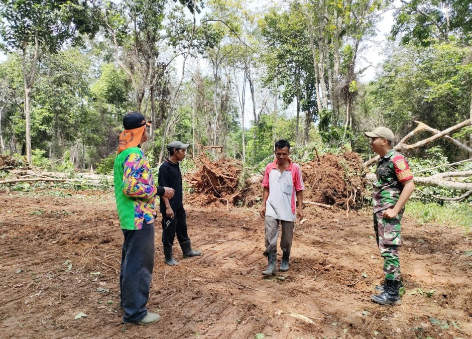 Babinsa Koramil 406-01/rawas ulu Sosialisasi Pencegahan Karhutla di Musim Kemarau