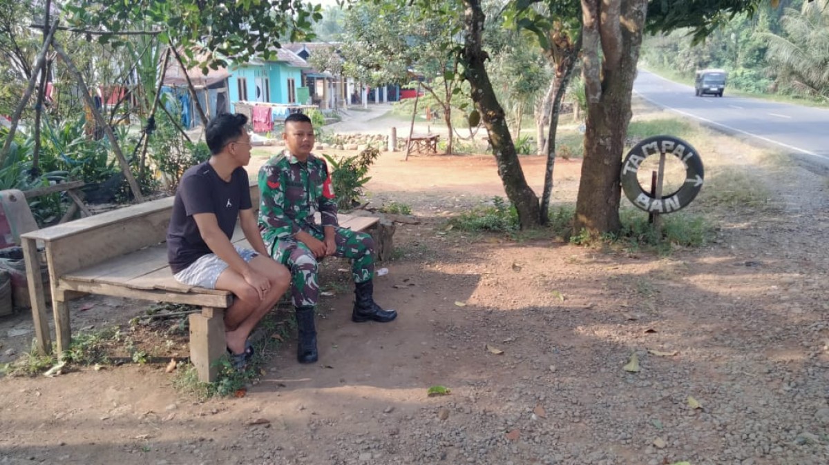 Komsos Dengan Warga, Babinsa Koramil juga Rutin Pantau Wilayah Binaan