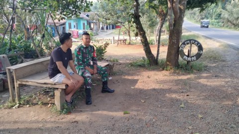 Komsos Dengan Warga, Babinsa Koramil juga Rutin Pantau Wilayah Binaan