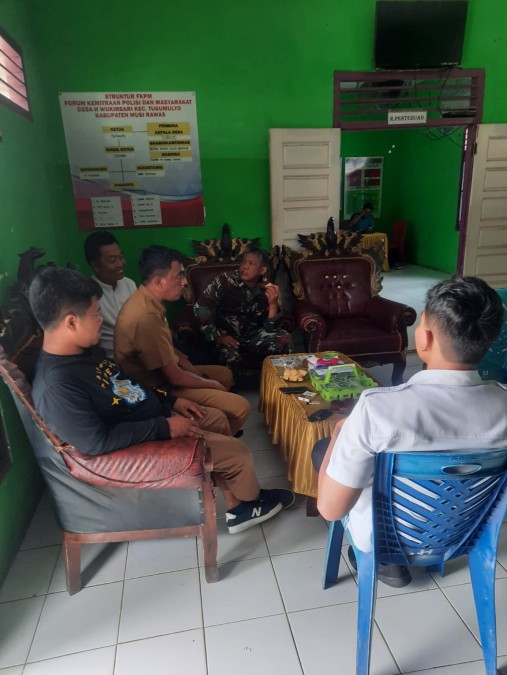 Jalin Silaturahmi, Sertu kamsiran Gelar Komsos Bersama Perangkat Desa di wilayah binaan