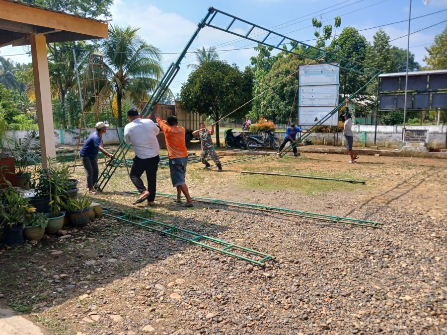 Babinsa Bantu Warga Mendirikan Tenda dalam Cara sedekah bumi