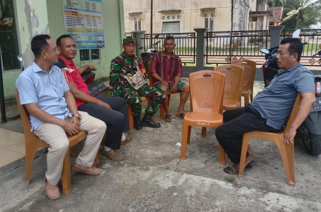 Jalin Silaturahmi, Sertu Tri Bawono Komsos Bersama Perangkat Desa di wilayah binaan