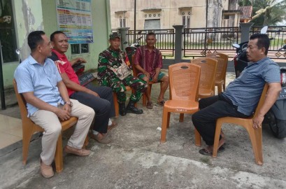 Jalin Silaturahmi, Sertu Tri Bawono Komsos Bersama Perangkat Desa di wilayah binaan