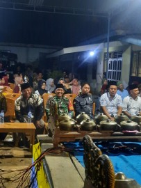 Pastikan keamanan dan ketertiban serta kelancaran dalam rangka bersih desa Babinsa nonton Wayang kulit semalam suntuk