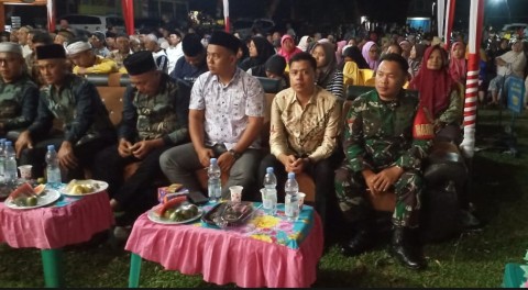 Kegiatan Bersih Desa, Babinsa desa Q1 Tambah asri Amankan Pagelaran Wayang Kulit Semalam Suntuk