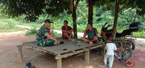 Komsos Dengan Warga Desa Binaan, Babinsa Koramil 406-07/jayaloka Ingatkan Warga Tentang Bahaya Karhutla