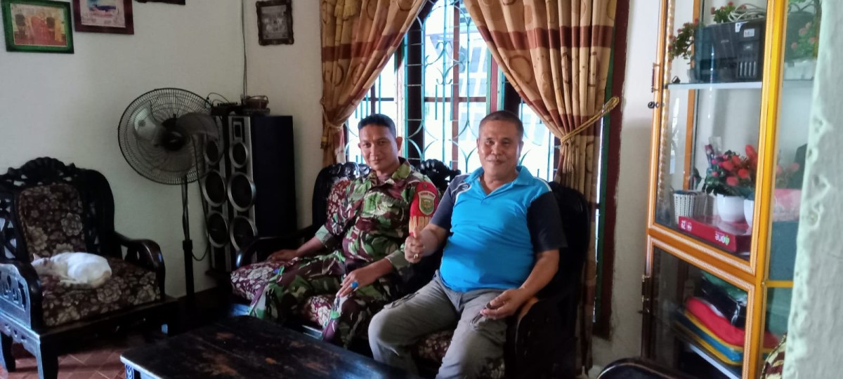 Bincang santai. Babinsa koramil 406-08/Lubuklinggau Koptu Evi Chandra Komsos Bersama Ketua RT.