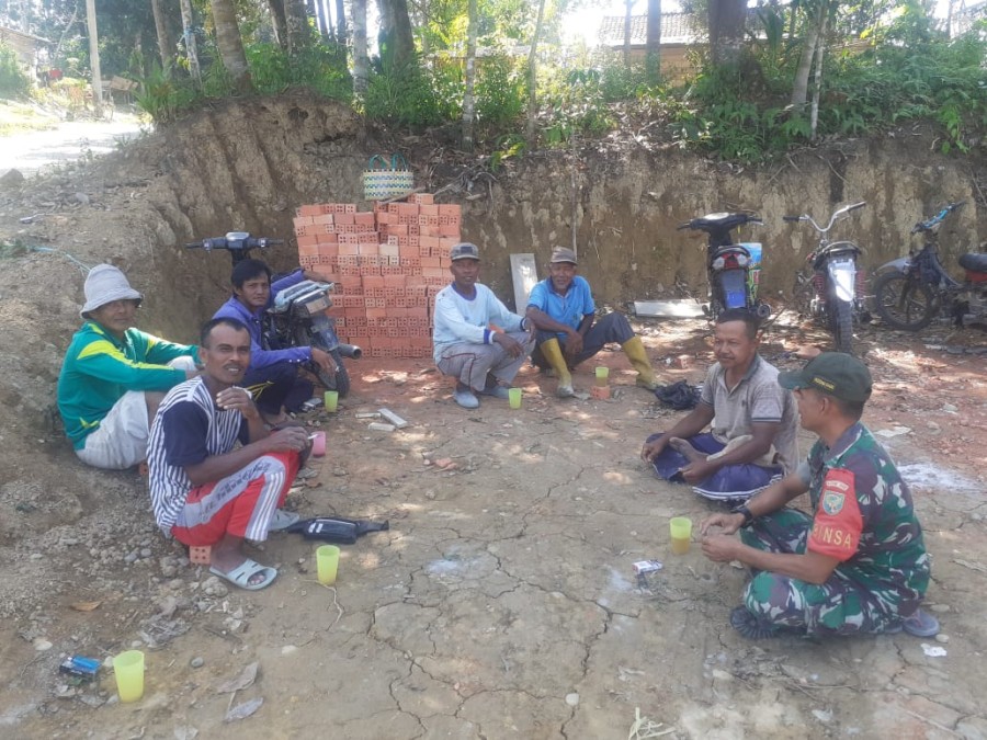 Memasuki musim kemarau Babinsa 406-01/rawas ulu siap siaga dan melaksanakan komsos bahayanya membuka lahan dengan cara di bakar