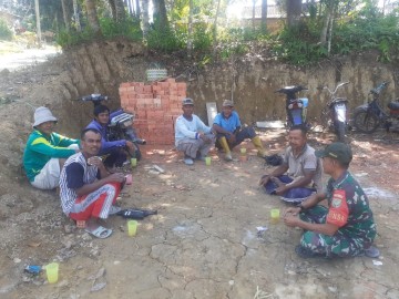 Memasuki musim kemarau Babinsa 406-01/rawas ulu siap siaga dan melaksanakan komsos bahayanya membuka lahan dengan cara di bakar