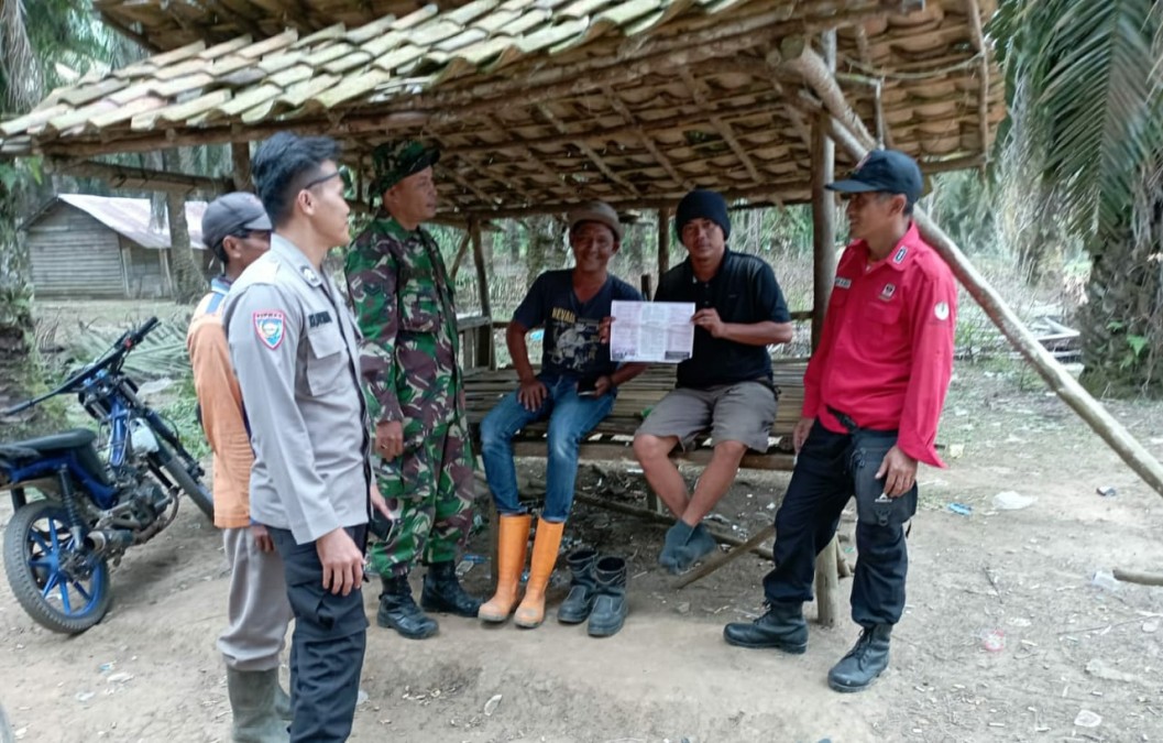 Babinsa dan Bhabinkamtibmas serta Mandala Agni Sambang warga dan Berikan Himbauan Karhutla