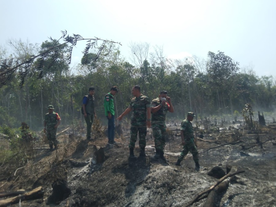 Bersinergi Bersama Warga Para Babinsa Datangi Lokasi Titik Api Kebakaran