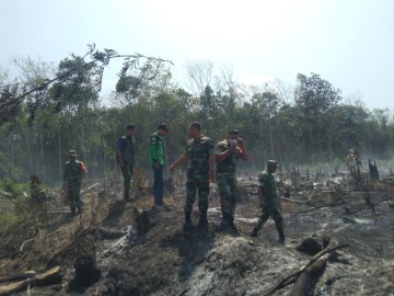 Bersinergi Bersama Warga Para Babinsa Datangi Lokasi Titik Api Kebakaran