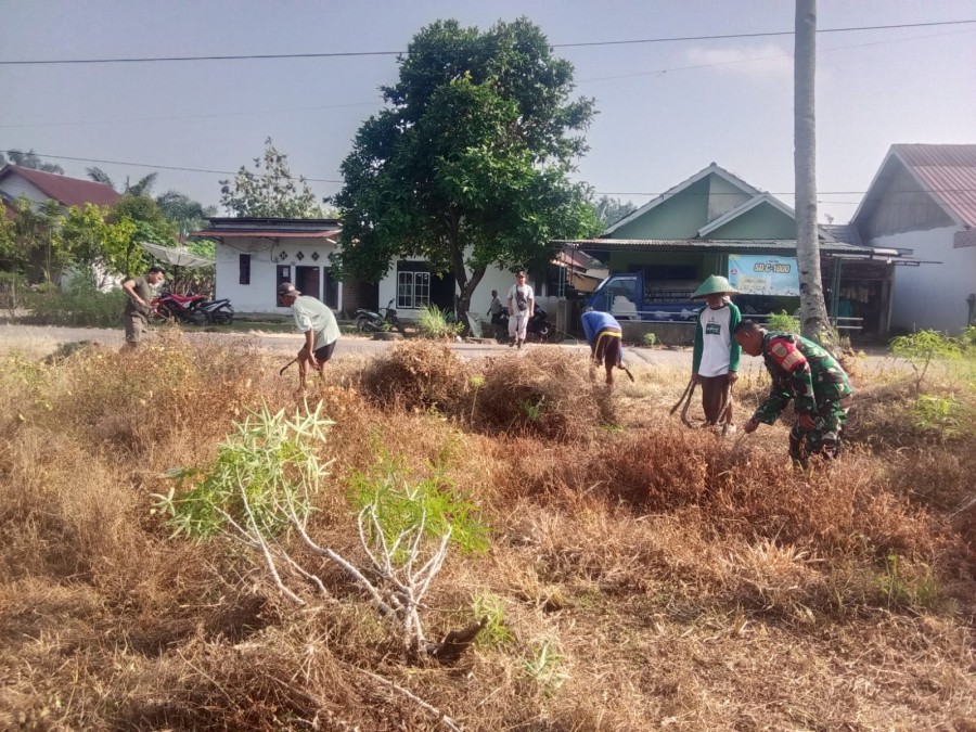 Ciptakan Lingkungan Bersih Rapi Babinsa Koramil 406-05/Muara Kelingi Gotong Royong Bersih-Bersih Desa
